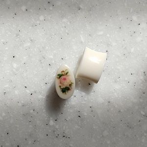 0g Ear gauge, saddle plug, double flare